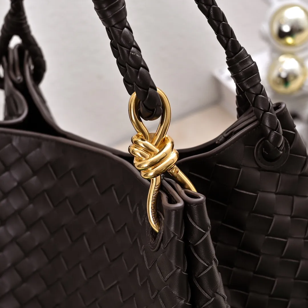 Batch 2660 24 early autumn new model Andiamo Parachute is made of a whole piece of woven leather and is processed with folding stitching at the four corners # Craftsmanship and creativity. Large size is atmospheric and practical. One of the must-selects for BV. Large space, can hold a computer, thick shoulder strap, very comfortable on the shoulder. Large parachute upper body real photo can be carried on the back. The upper body is versatile and cute☺️ Style number: 6571 Size: 30*26*20cm